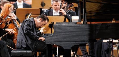 Der Pianist Igor Levit beim Eröffnungs-Vorkonzert des Schleswig-Holstein-Musik-Festivals. Foto dpa