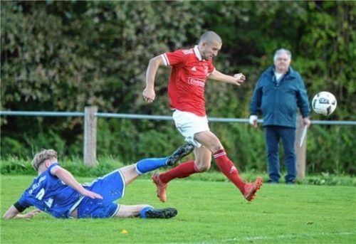 Der SV Westerndorf, hier Dmytro Zubkov, ist obenauf, Söllhuben/Frasdorf mit Andi Weiß am Boden.Foto Ruprecht