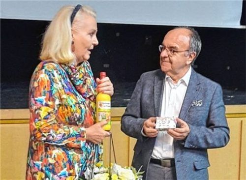Der Vereinsvorsitzende Karl-Heinz Brauner überreicht der ehemaligen Rosenheimer Oberbürgermeisterin Gabriele Bauer als Dank für das Zeitzeugen-Interview ein Geschenk. Foto re