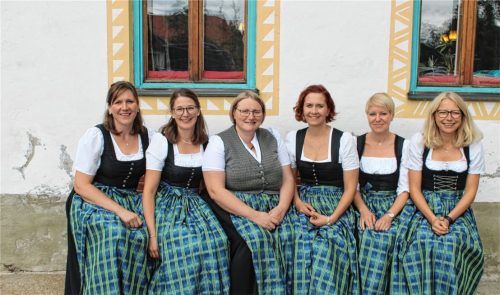 Der Vorstand des neuen Vereins: (von links) Schatzmeisterin Marika Schatz, Beisitzerin Maria Stadler, Zweite Vorsitzende Christine Lechner, Vorsitzende Angela Unterseher, Schriftführerin Anneliese Unterseher und Beisitzerin Susanne Ruppenstein. Foto re