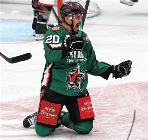 Der zweifache Torschütze Manuel Strodel beim Torjubel: Er ist einer von drei Spielern, die 60 Prozent der Starbulls-Treffer erzielten. Foto Hans-Jürgen Ziegler