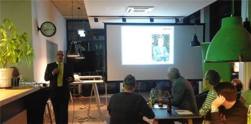 Detlef Fischer (links) eröffnete seinen Vortrag mit provokanten Statements.Foto Wunsam