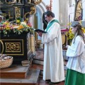 Andreas Wachter zelebriert Messe