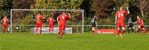 Die 1:0-Führung für den SV Bruckmühl durch Gerhard Stannek. Foto Dirk Habermann