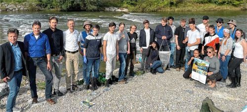 Die 13. Klasse der FOS/BOS Rosenheim hat für das Projekt „Plastic Pirates“ die Plastikmüllverschmutzung an der Mangfall untersucht: (von links) Stefan Schellenberger, kommissarischer Schulleiter der FOS/BOS Rosenheim, Dr. Wolfgang Bachleitner, Chemielehrer und Organisator der Aktion, Konstantin Grambow-Korhammer, Fachbereichsleiter Gewässerentwicklung beim Wasserwirtschaftsamt Rosenheim, Dr. Tobias Hafner, Leiter des Wasserwirtschaftamts, und die Schüler der 13. Klasse der FOS/BOS. Foto Baumeister