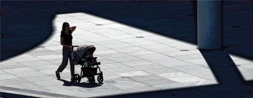 Die Angeklagte nahm ihre drei Kinder bei ihren Diebeszügen mit. Foto picture alliance/dpa/Paul Zinken