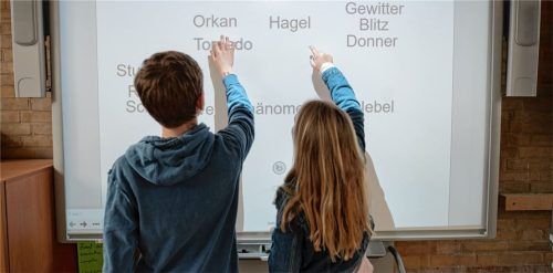 Die Arbeit am Smartboard macht den Unterricht flexibler. Ab November sollen die drei Kolbermoorer Schulen die ersten 24 digitalen Tafeln erhalten. Foto dpa/Reinhardt