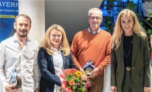 Die Architekten Kurt Pörnbacher (links) und Martin Spaenle stellten ihre Projekte vor. Zuvor hatten die Präsidentin der Bayerischen Architektenkammer, Lydia Haack (Zweite von links), und die Leiterin des Staatlichen Bauamtes Rosenheim, Doris Lackerbauer, die Ausstellung offiziell eröffnet. Foto Staatliches Bauamt Rosenheim