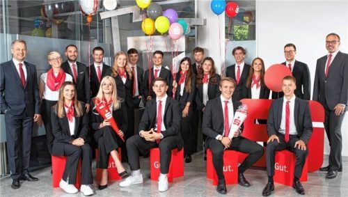 Die Azubis wurden vom Vorstandsvorsitzenden Karl Göpfert (links), Abteilungsleiter Personal Nico Walter (rechts), Regionalleiter Patrick Eder (Vierter von links) sowie vom Ausbildungsteam rund um Christine Wunsam (Zweite von links), Tamara Harbalis (Vierte von rechts) und Tobias Wudy (Zweiter von rechts) begrüßt.Foto Sparkasse