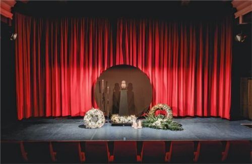 Die Bühne war sein oder ihr Leben? Dann kann das Abschiedsfest auch im Theater oder Kino gefeiert werden. Foto Diana Frohmüller/Nadine Weske/dpa-tmn