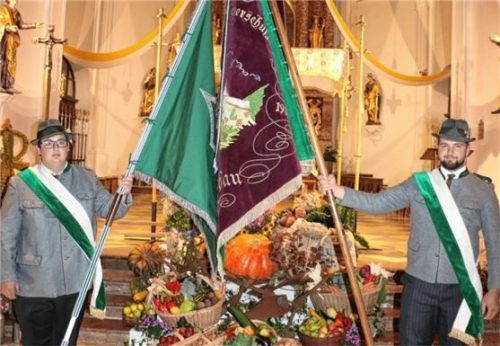 Die Fähnriche Martin Klampfleitner junior (links) und Sebastian Kiesmüller (rechts ) mit den beiden Fahnen der Königlich privilegierten Feuerschützengesellschaft Aschau von 1607. Foto FSG Aschau