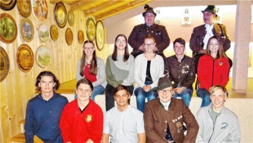 Die Führungsriege der Jugend: (vorne, von links) Sebastian Baumann, Florian Summerer, Seppi Brehmer, Klaus Kollmannsberger und Xaver Gelder sowie (Mitte, von links) Rosa Gelder, Lorena Fischer, Regina Hekele, Franziska Riepertinger und Katharina Linner. Es gratulierten (hinten, von links) die Gauschützenmeister Uwe Kueres und Bernhard Brehmer.Foto Hötzelsperger