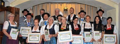 Die geehrten Mitglieder der „Innviertler“ Rosenheim: (von links) Christine und Peter Feldschmidt, Franz Moser junior, Waldtraud Schmidmayer, Wolfgang Staudhammer, Wilfried Abtmeier, Erika Licht, Peter Weinzierl, Sebastian Krznaric, Edda Schwaiger, Hans Partenhauser, Inge Argstatter, Franz Weinzierl, Astrid Reichel, Selina Pathekas, Zweiter Vorsitzender Christian Hübl und seine Frau Gini Hübl.Foto  Schmid