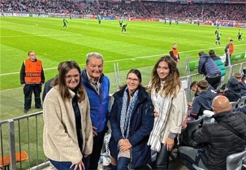 Die Gewinner der letzten Verlosung für das Bayern-Spiel gegen Pilsen (5:0). Von links Silvia und Ernst Förg (Kiefersfelden), sowie Heike und Ann-Sophie Löser (Rosenheim). „Es war einfach wunderbar so ein Spiel auf so tollen Plätzen erleben zu können. Besser geht’s nicht“, waren sich die Gewinner einig. Foto  privat