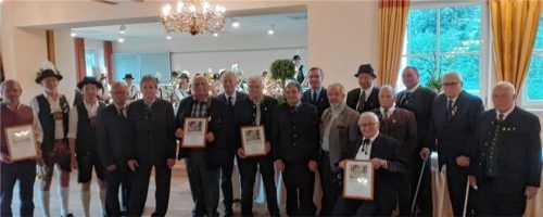 Die Gruppe der Geehrten: (von links) Wolfgang Schnell (40 Jahre), Albert Schiller (40), Christof Sanftl (25), Josef Hollinger (50), Franz Pertl (40), Manfred Grundei (50), Bernhard Stuffer (50), Peter Lössl (50), Vorsitzender Christian Freidhofer, Rupert Steiner (25), Hans Dieter Schabus (50), Peter Poll (25), Konrad Breitrainer (50), Christian Griesenböck (40), Josef Piezinger (40), Roland Wientges (50) sowie Zweiter Vorsitzender Peter Berghammer. Foto privat