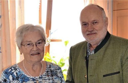Die Jubilarin Maria Mayer mit Bürgermeister Thomas Einwang. Foto Rampl