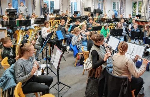 Die Jugendblaskapellen Höhenrain, Baiern und Schönau bei ihrer gemeinsamen Probe. Am Dienstag, 18. Oktober, eröffnen sie das Benefizkonzert des Gebirgsmusikkorps Garmisch-Partenkirchen im Kurhaus Bad Aibling. Foto  Jungermann