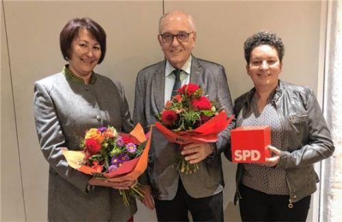 Die Kreisvorsitzende Alexandra Burgmaier (rechts) freut sich über die erfahrenen Neu-Nominierten Petra Keitz-Dimpflmeier (Bezirkstag) und Heinz Oesterle (Landtag).Foto  SPD