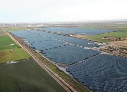 Die Luftaufnahme zeigt die Solarparks „Gottesgabe“ und „Alttrebbin“ von EnBW im östlichen Brandenburg. Mit einer Leistung von jeweils zusammen 300 MWp gehört das Projekt zu den größten Solarkraftwerken in Europa.“Foto re