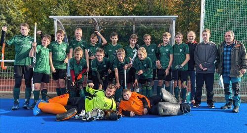 Die männliche U14 aus Rosenheim gewann den Bayern Cup: Auf dem Siegerbild sind Fabian Höllt, Adrian Sommer, Simon von Delius, Paul Mathaus, Max Krause-Brennecke, Moritz Richter, Tim Krapf, Sebastian Fuchs, Valentin Eiser, Constantin Leissner, Betreuer Andreas Krapf, Schiedsrichter Luca Krapf, Trainer Rainer Brech (hinten von links), Lorenz Köllner, Moritz Liegl, Johannes Pietsch, Leander Oertli (Mitte von links) sowie Tobias Linderer und Jonas Hollweck (vorne von links).Foto re