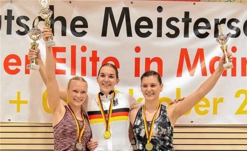 Die Medaillengewinnerinnen im 1er Kunstradsport der Frauen, von links: Lara Füller vom RKV Poppenweiler, die deutsche Meisterin Jana Pfann und DM-Bronzemedaillengewinnerin Ramona Dandl, beide von der Soli Bruckmühl. Foto Wilfried Schwarz