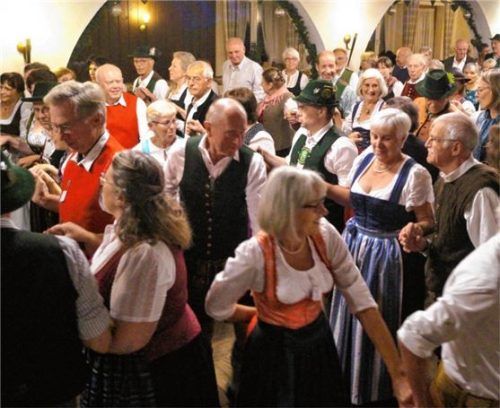 Die Mitglieder schwangen ihr Tanzbein fröhlich zum Auftanz beim Herbsttanzl im Kistlerwirt.Foto Grün