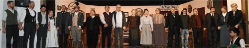 Die Mitwirkenden des Stücks freuen sich über den verdienten Applaus nach gelungener Aufführung.Foto Schlecker