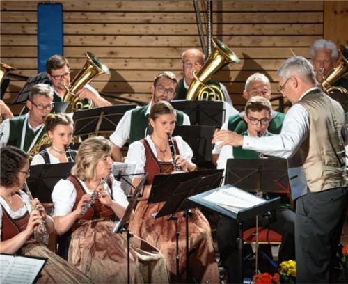 Die Musikkapelle Bernau feiert Ende Oktober ihre Gründung vor 70 Jahren, 60 Jahre Musikerhaltungsverein sowie 20 Jahre Vereinsgründung mit einem Festkonzert in der Mehrzweckhalle. Foto BERGER