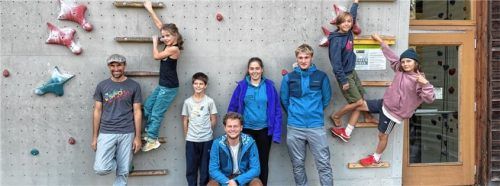 Die neuen Mitglieder im Rock&Bloc-Team mit den Trainern (von links) Manfred Mauler, Benjamin Bruckbauer, Klara Zebhauser und Lukas Engler.Foto Re