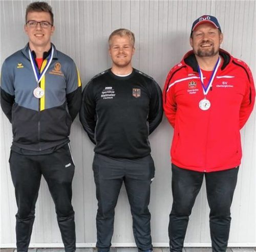 Die Platzierten in der Herrenklasse: Sieger Alexander Anzinger (Mitte), eingerahmt vom Zweiten Christian Englbrecht (rechts) und dem Dritten Maximilian Mayer (links).Foto Albert Kamhuber