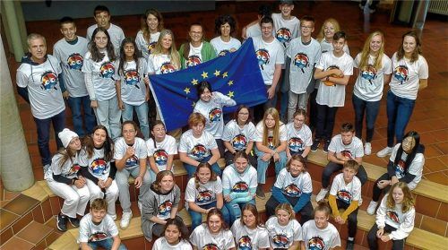 Die Teilnehmer aus den vier Ländern in den Erasmus-Shirts beim Projektabschluss in der Aula der Otfried-Preußler-Schule: Sie freuen sich auf die nächste Station in Kreta.Foto re