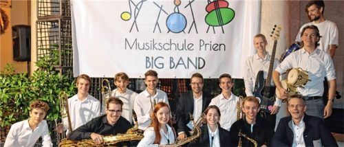 Die Teilnehmer der Konzertfahrt: (hinten, von links) Paul Kurzmann, Kaspar Höfer, Marcel Sargant, Thomas Landinger, Korbinian Anner, Georg Zinser, Maxi Schütze und Laurenz Ursch sowie (vorne, von links) Jakob Kastner, Konrad Brandmayr, Sabine Müller, Steffi Müller, Leonardo Sternkopf und Tilo Heinrich.Foto  wAGNER