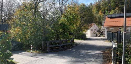 Die Verbindung vom Club „Eiskeller“ in Richtung Kampenwandparkplatz mit der Brücke über den Bärbach: Ist Hanna hier auf den Täter getroffen? Foto Gantner