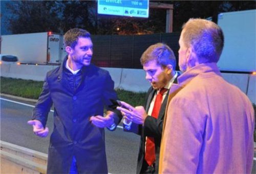 Die Vertrauensleute diskutieren an der Grenze bei Kiefersfelden, wie der Lkw-Fluss verbessert werden könnte. Von links: Gabriel Klammer, Michael Andergassen und Robert Obermeier.