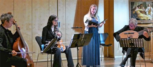 Die wirklichen Musiker spielten die gleichen Instrumente wie die gemalten: (von links) Eva Fürtinger-Gruber, Annalisa Pappano und Hans Brüderl.Foto  Janka