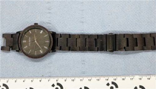 Diese Armbanduhr wurde in einem Bach nahe des Parkplatzes der Kampenwandseilbahn gefunden. Fotos Polizeipräsidium Oberbayern Süd