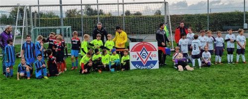 Drei der teilnehmenden Mannschaften: (von links) Trainer Benjamin Bien vom ASV Happing mit seinen E1-Kindern, Trainer Michael Radrich vom TuS Großkarolinenfeld mit seinen Kindern E2 und Trainer Günter Hamberger vom ASV Happing mit den E2-KindernFoto ASV Happing