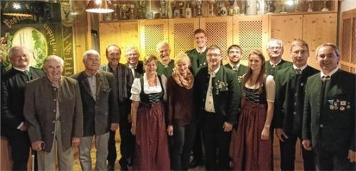 Ehrennadeln gab es für viele Mitglieder der Bayerntreu-Schützen von Gauschützenmeister Erich Jungwirth (links) und Schützenmeister Stefan Kohlbeck (rechts).