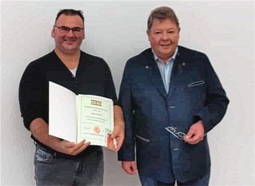 Ehrung für historische Verdienste: Der Geschäftsführende Obmann des Salzburger wehrgeschichtlichen Museums, Professor Dr. Kurt Mitterer (rechts), überreichte Markus Müller das Erinnerungskreuz in Bronze.Foto re
