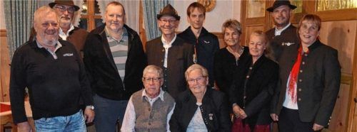 Ehrungen erhielten (stehend, von links) Ali Mangst, Reinhold Bichlmeyr, Peter Seiderer, Franz Landenhammer, Helmut Lindner, Hildegard Huber, Gabi Brenner, Christian Staudinger, Evi Reichart, (sitzend, von links) Hans und Annerl Hellauer.Foto Sedlbauer