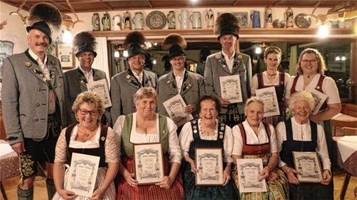 Ehrungen für langjährige Mitgliedschaft beim Trachtenverein Edelweiß in Niederaschau: (vorne, von links) Rosi Graf, Josefine Schmid, Rieki Panhans, Marianne Pichl und Anni Heinrich sowie (hinten, von links) Vorsitzender Paul Kink, Alois Heinrich, Georg Mix, Martin Obermüller, Florian Anner, Hildegard Reiter und Rosina Reiter.Foto Rehberg