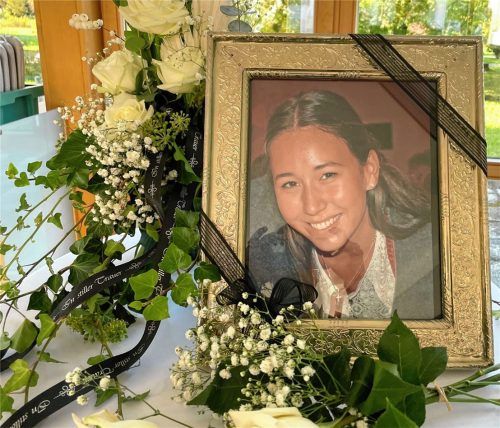 Ein Ausdruck der Trauer in Aschau: Der Kondolenztisch im Foyer des Rathauses. Foto Kirchner