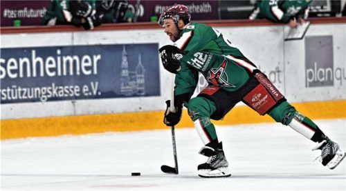Ein besonderes Spiel für Maxi Vollmayer: Der Starbulls-Verteidiger lernte in Klostersee das Eishockey-Einmaleins und bestreitet am morgigen Sonntag das erste Pflichtspiel gegen seinen Ex-Verein. Foto Hans-Jürgen Ziegler