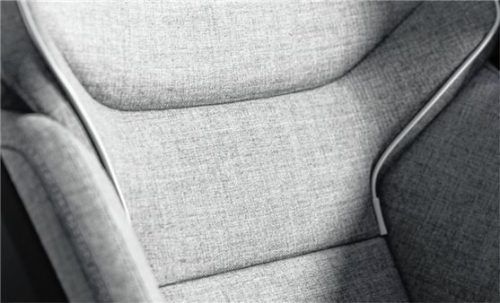 Ein Bezugstoff, hergestellt aus Vinyl, recycelten PET-Flaschen, Weinkorken sowie biologisch angebautem Material aus nachhaltig bewirtschafteten Wäldern in Schweden und Finnland. Foto Autoren-Union Mobilität/Volvo