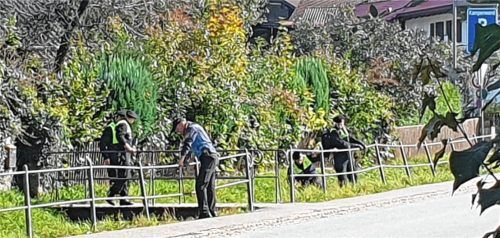 Ein Großaufgebot der Polizei suchte gestern Nachmittag in Aschau und Prien nach Spuren. Foto Seutter