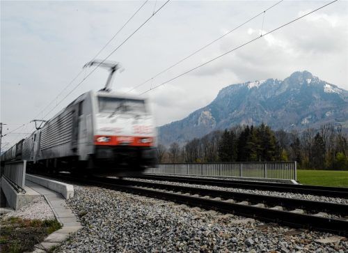 Ein Güterzug fährt durch das Inntal. Nicht nur hier wird gegen den geplanten Bau einer neuen Trasse in Richtung Brennerbasistunnel protestiert. Foto dpa