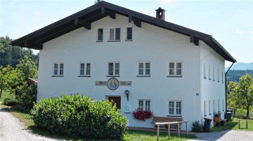 Ein malerisches Kleinod im Süden des Grabenstätter Ortsteils Marwang stellt das Altenheim Marienstift mit der benachbarten Loretokirche dar. Offen ist, was ab Herbst 2023 nach dem Auslaufen des noch zu kündigen Erbpachtvertrags aus dem rund 200 Jahre alten und denkmalgeschützten Marienstift-Gebäude wird. Foto Müller