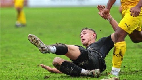 Ein Sinnbild für die Lage bei Ostermünchen: Der Aufsteiger (hier Lukas Piendl) ist seit sechs Spielen sieglos.Foto Butzhammer
