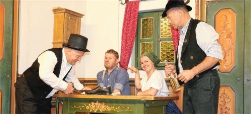 Ein Szenenbild aus dem Stück mit (von links) Lambert Huber, Martin Stoib, Martina Huber und Georg Aicher.Foto Rehberg