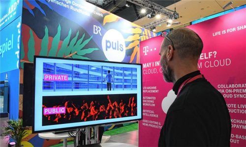 Ein Teilnehmer schaut bei den 33. Medientagen München in der Messe auf ein Display am Stand des Bayerischen Rundfunks. Foto dpa